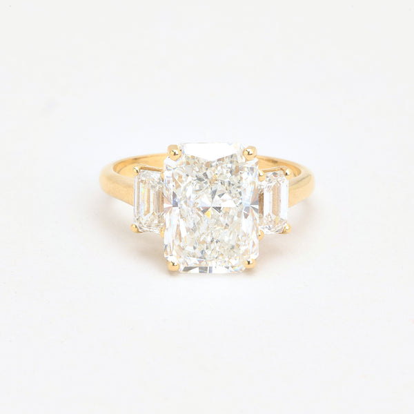 Klassisk Emerald-cut Trestensring i 14K guld med labgrown diamanter (5,99 ct), Str. 55