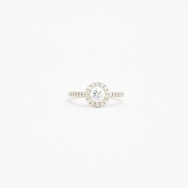 Klassisk Haloring i 14K hvidguld med diamanter (0,53 ct - centersten), str 49