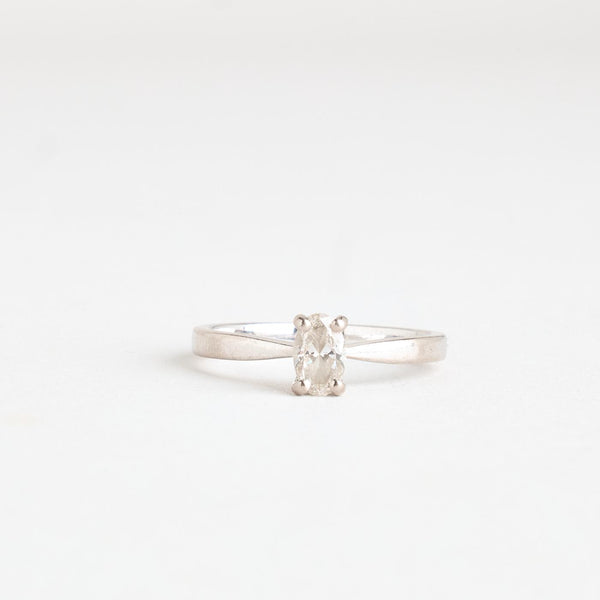Oval solitairering i 18K hvidguld med en diamant (0,40 ct), str 53