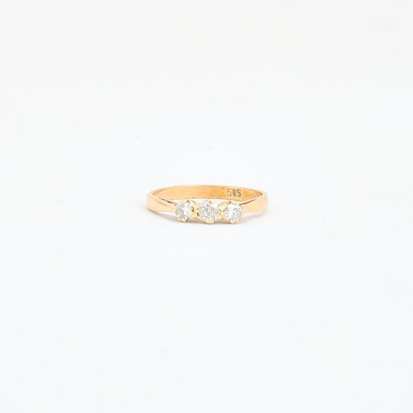Klassisk trestensring i 14K guld med 3 diamanter (0,26 ct), str 52