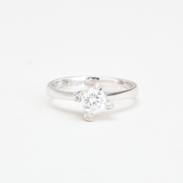 Solitairering i 18K hvidguld med 5 diamanter (0,42 ct), str 50