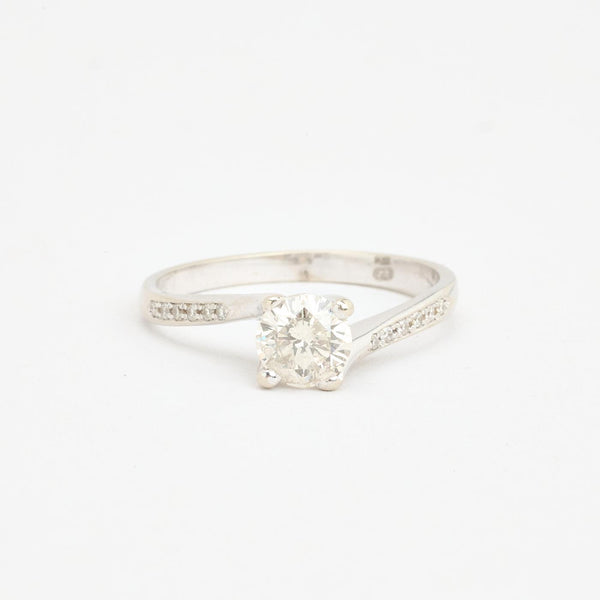 Alliance solitaire ring i 14K hvidguld med diamanter (0,60 ct - centersten), str 52, 1,88 g