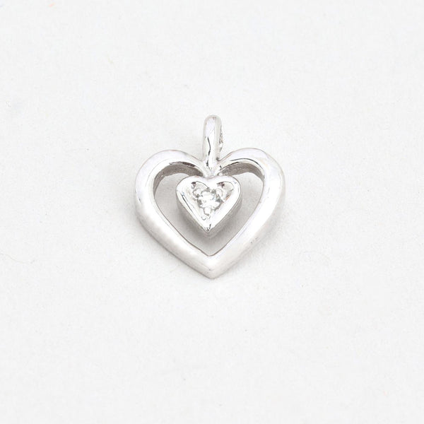 Hjerte vedhæng i 14K hvidguld med en diamant (0,002 ct), 1 cm
