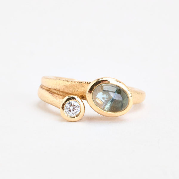 Organisk toi et moi ring i 14K guld med en diamant (0,19 ct) og en blå månesten, str 58