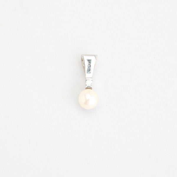 Perle vedhæng i 14K hvidguld med en diamant (0,03 ct), 1,6 cm
