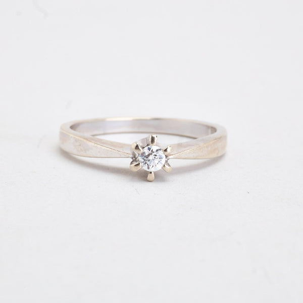 Klassisk solitairering i 14K hvidguld med en diamant (0,10 ct), str 56