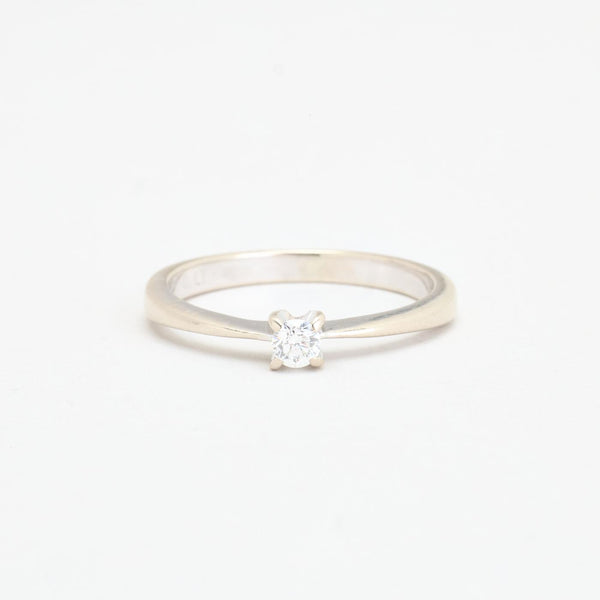 Klassisk solitairering i 18K hvidguld med en diamant (0,10 ct), str 52