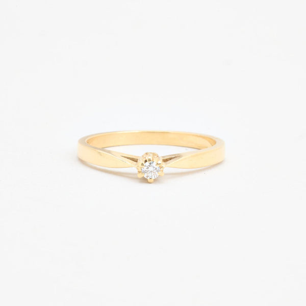 Klassisk solitairering i 14K guld med en diamant (0,05 ct), str 56
