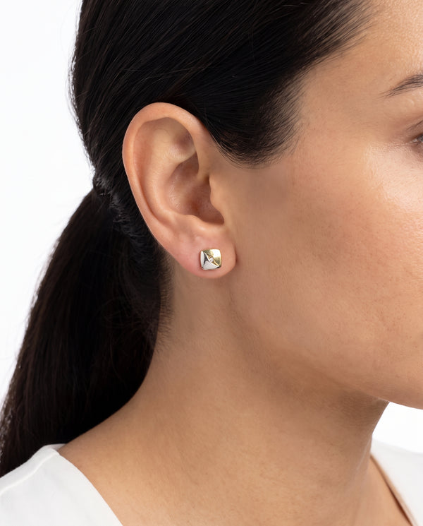 Geometriske ørestikker i 14K guld og hvidguld med diamanter (0,01 ct), 0,6 cm
