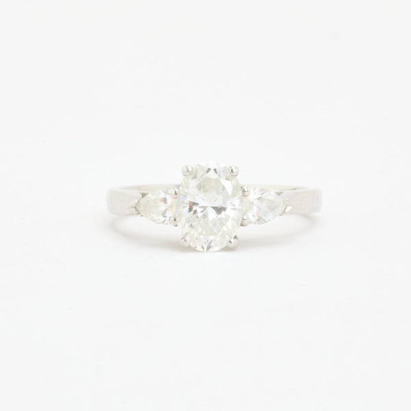 Oval trestensring i 14K hvidguld med diamanter (0,90 ct - centersten), str 49