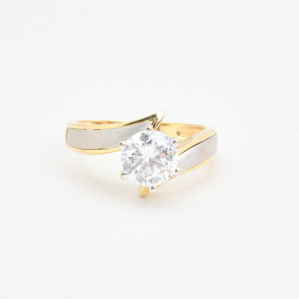 Moderne crossover solitairering i 14K guld og hvidguld med en zirkonia, str 56