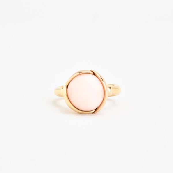 Ole Lynggaard Lotus ring i 18K guld med pink koral, Str. 50