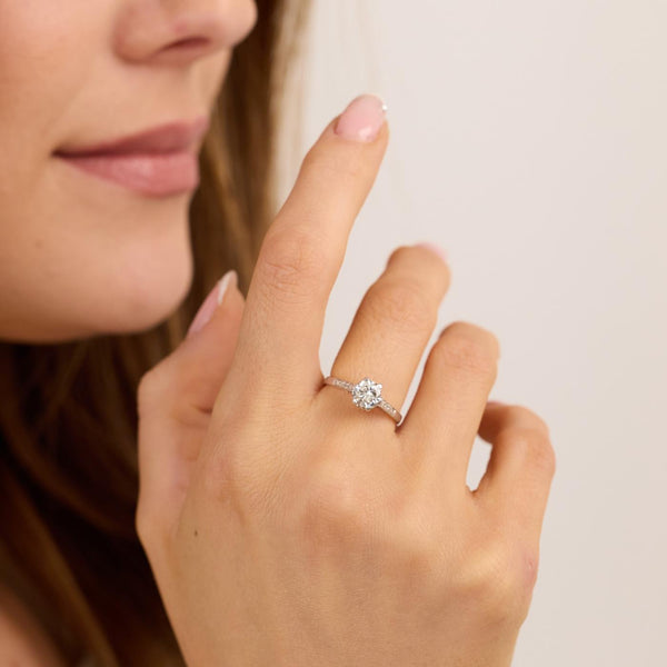Klassisk alliance solitairering i 14K hvidguld med diamanter (0,76 ct), Str. 50