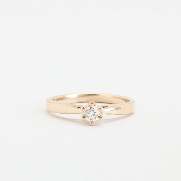 Klassisk solitairering i 14K guld med en diamant (0,19 ct), str 55