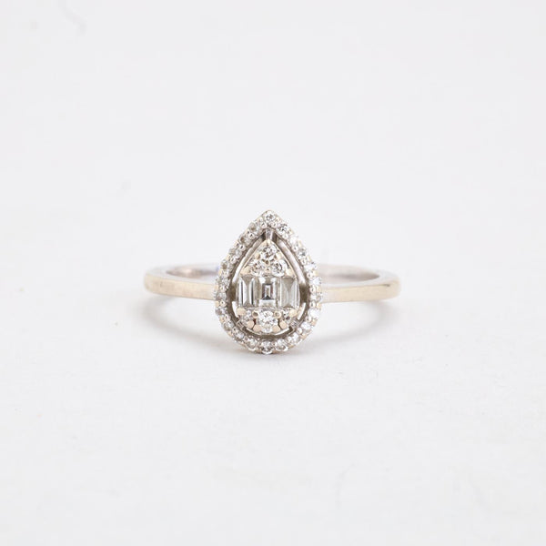 Dråbeformet illusion ring i 14K hvidguld med diamanter (0,21 ct), str 48