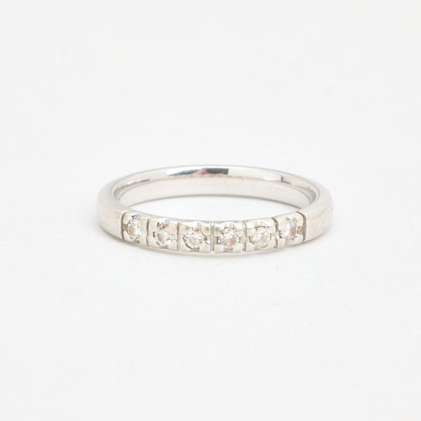 Alliancering i 14K hvidguld med 6 diamanter (0,19 ct), str 56