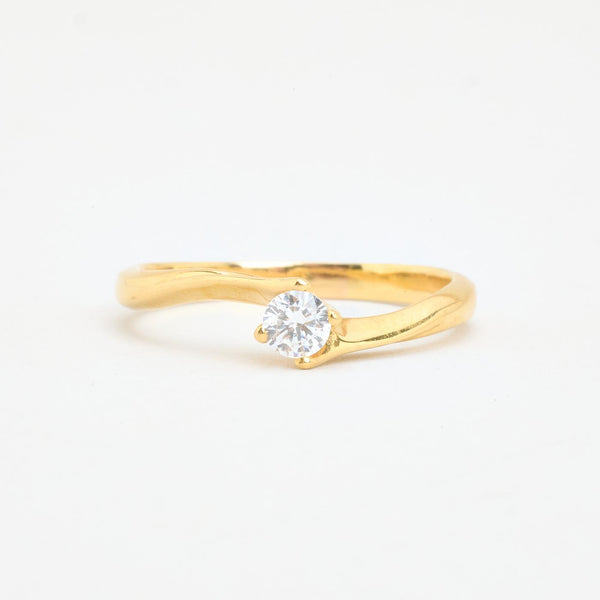 Crossover Solitairering i 18K guld med en zirkonia, str 60