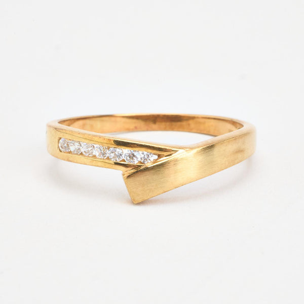 Crossoverring i 14K guld med zirkoner, str 60