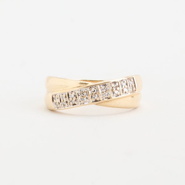 Krydsring i 18K guld med diamanter (0,16 ct), str 54