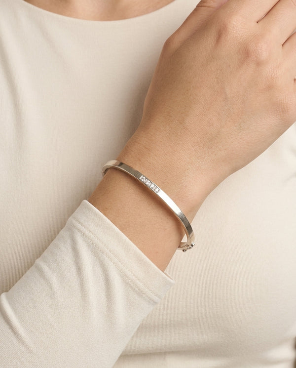 Armring med lås i 14K hvidguld med 4 diamanter (0,13 ct)