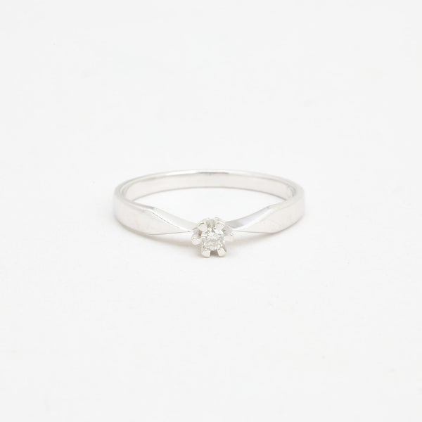 Klassisk solitairering i 14K hvidguld med en diamant (0,05 ct), str 54