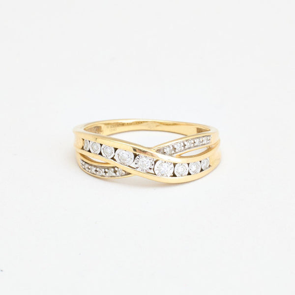 Crossoverring i 14K guld og hvidguld med diamanter (0,07 ct), str 51