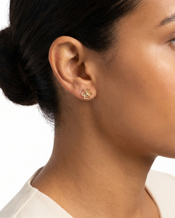 Blomster ørestikker i 14K guld med diamanter (0,01 ct), 1 cm