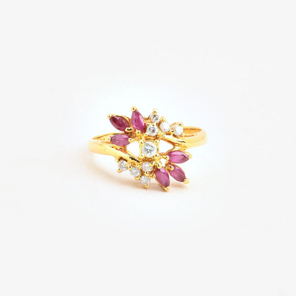 Clusterring i 18K guld med diamanter (0,22 ct) og en rubin, str 55