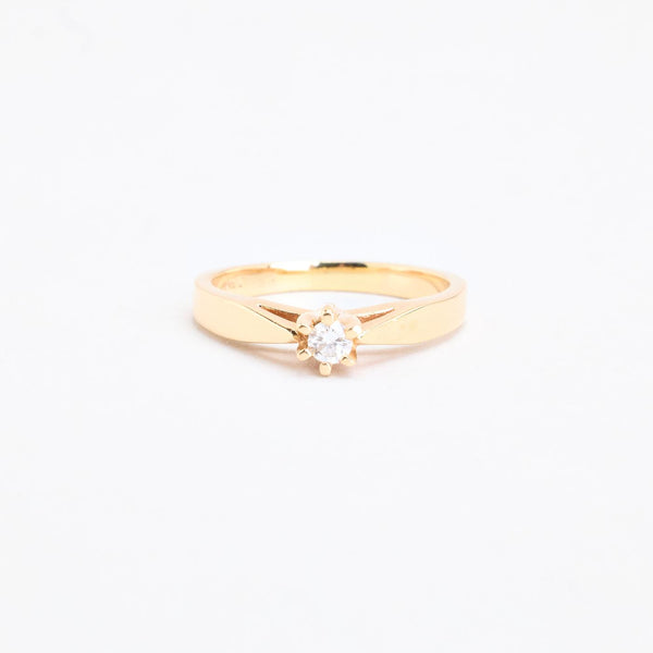 Klassisk solitairering i 14K guld med en diamant (0,10 ct), str 52