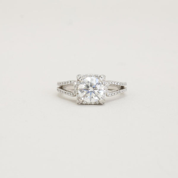 Haloring i platin med diamant (3.2 ct), omkranset af små hvide sten, Str. 50