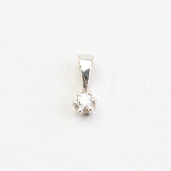Klassisk solitaire vedhæng i 14K hvidguld med en diamant (0,06 ct), 1 cm
