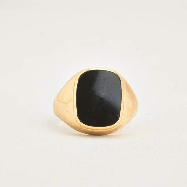 Signetring i 14K guld med en sort onyks, str 63