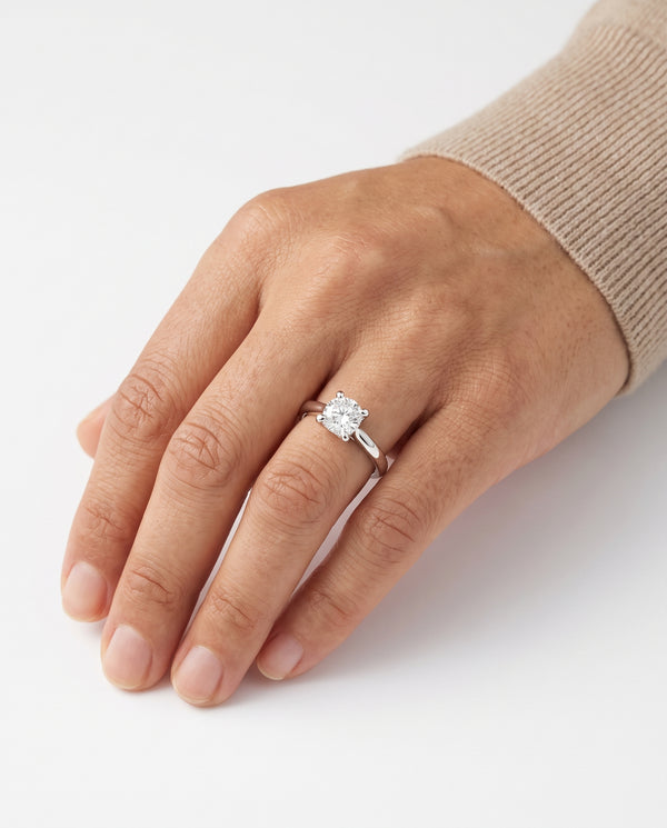 Klassisk solitairering i 18K hvidguld med en diamant (1,01 ct), str 51