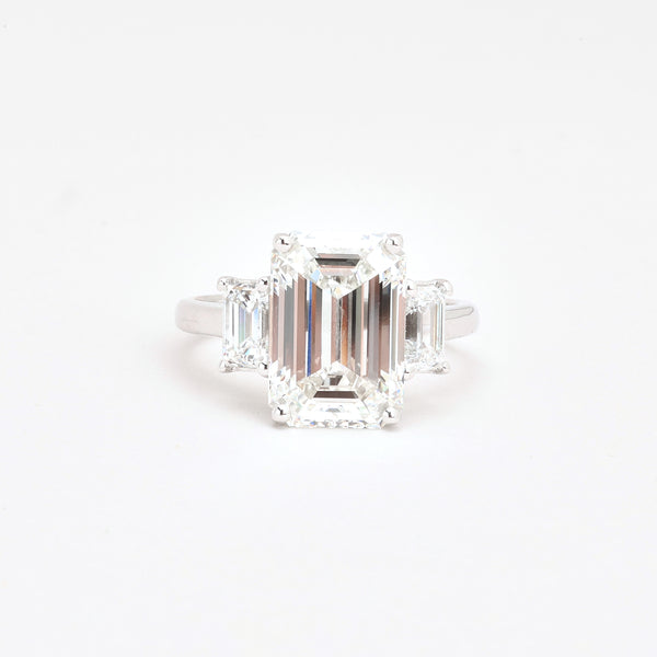 Klassisk Emerald-cut Trestensring i 14K hvidguld med labgrown diamanter (6,54 ct), Str. 55