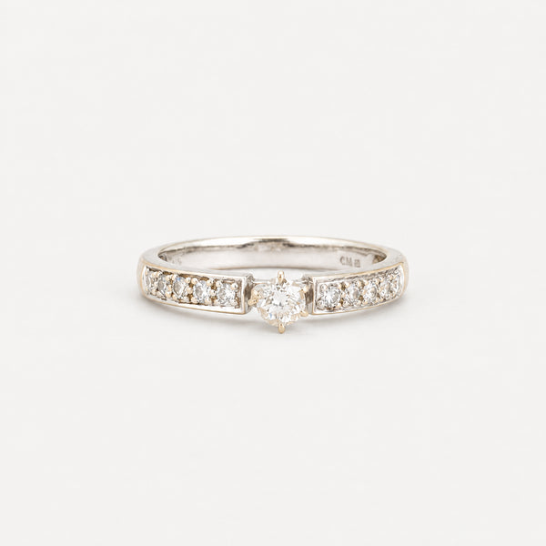 Alliance solitaire ring i 14K hvidguld med 11 diamanter (0,45 ct), str 57