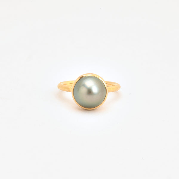 Marianne Dulong Pacific ring i 18K guld med en tahiti perle, Str. 56