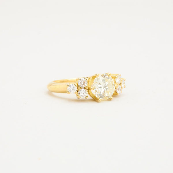 Vagn Drachmann cluster ring i 18K guld med diamant (1,75 ct) og seks accentdiamanter (0,54 ct), Str. 53
