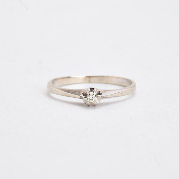 Klassisk solitairering i 14K hvidguld med en hvid safir, str 51