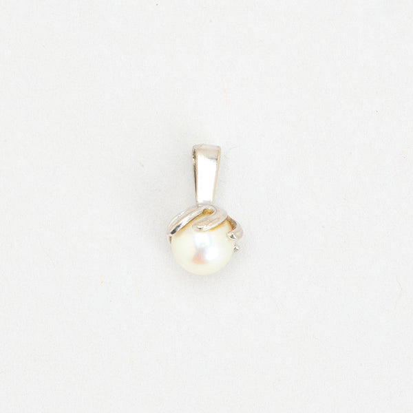 Perle vedhæng i 14K hvidguld med en hvid perle, 1 cm