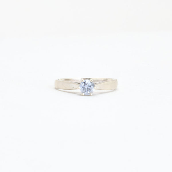 Klassisk Solitairering i 14K hvidguld med en blå diamant (0,35 ct), str 51