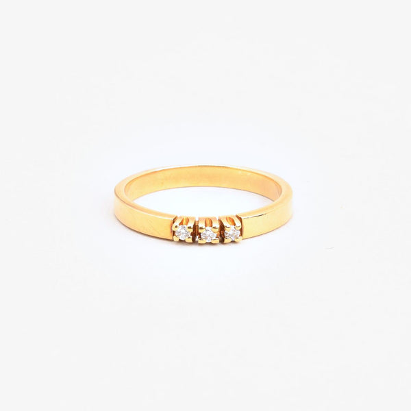 Alliancering i 14K guld med 3 diamanter (0,03 ct), str 55