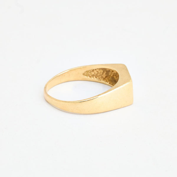 Signetring i 14K guld med en hvid sten, str 68