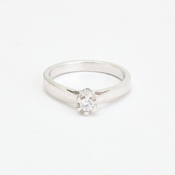 Klassisk solitairering i 14K hvidguld med en diamant (0,10 ct), str 54