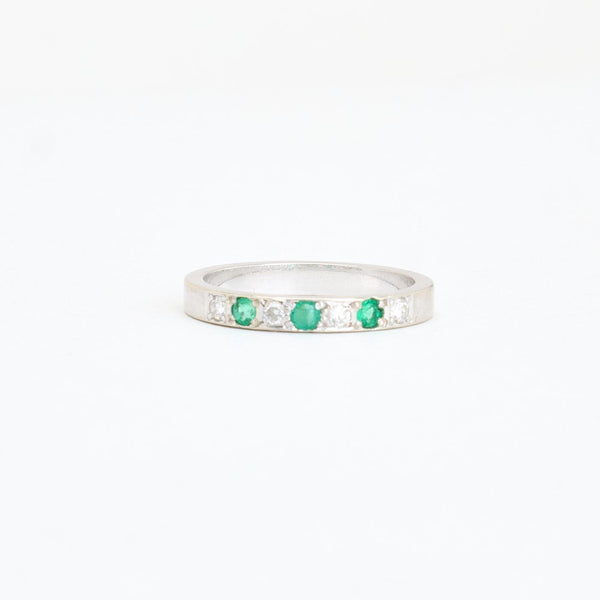 Alliancering i 14K hvidguld med smaragd og diamanter (0,12 ct), str 52