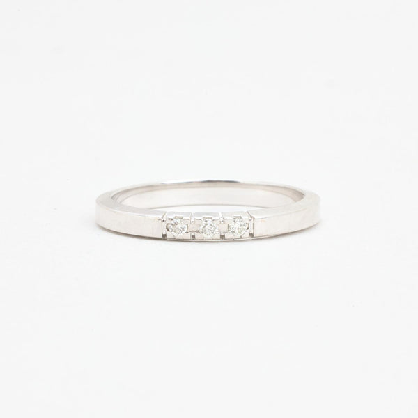 Alliancering i 9K hvidguld med diamanter (0,03 ct), str 55