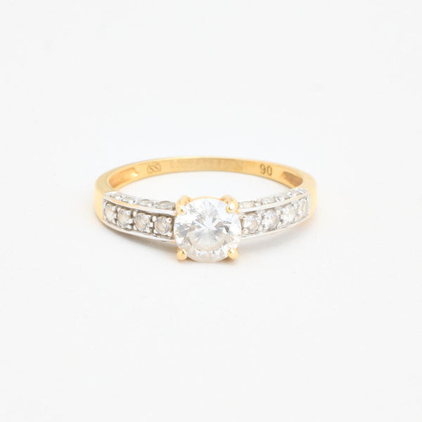 Moderne alliance solitaire ring i 18K guld med zirkoner, str 56