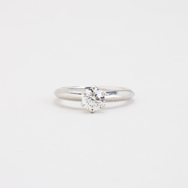 Tiffany & Co Solitairering med diamant (0.61 ct) i 8K platin, str. 49