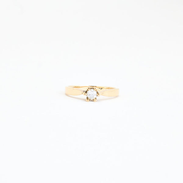 Klassisk solitairering i 14K guld med en diamant (0,19 ct), str 56