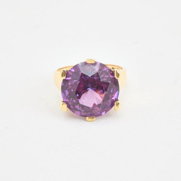 Cocktail ring i 14K guld med en lilla sten, str 55