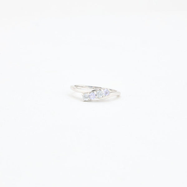 Crossover cluster ring i 10K hvidguld med lilla sten, str 55